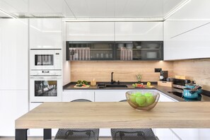 Kjøleskap, mikrobølgeovn, ovn og oppvaskmaskin