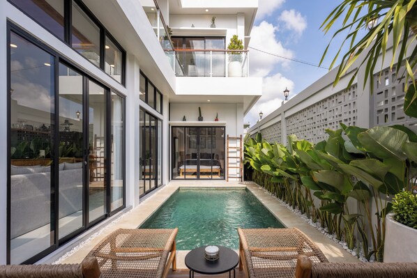 Außenpool, Liegestühle