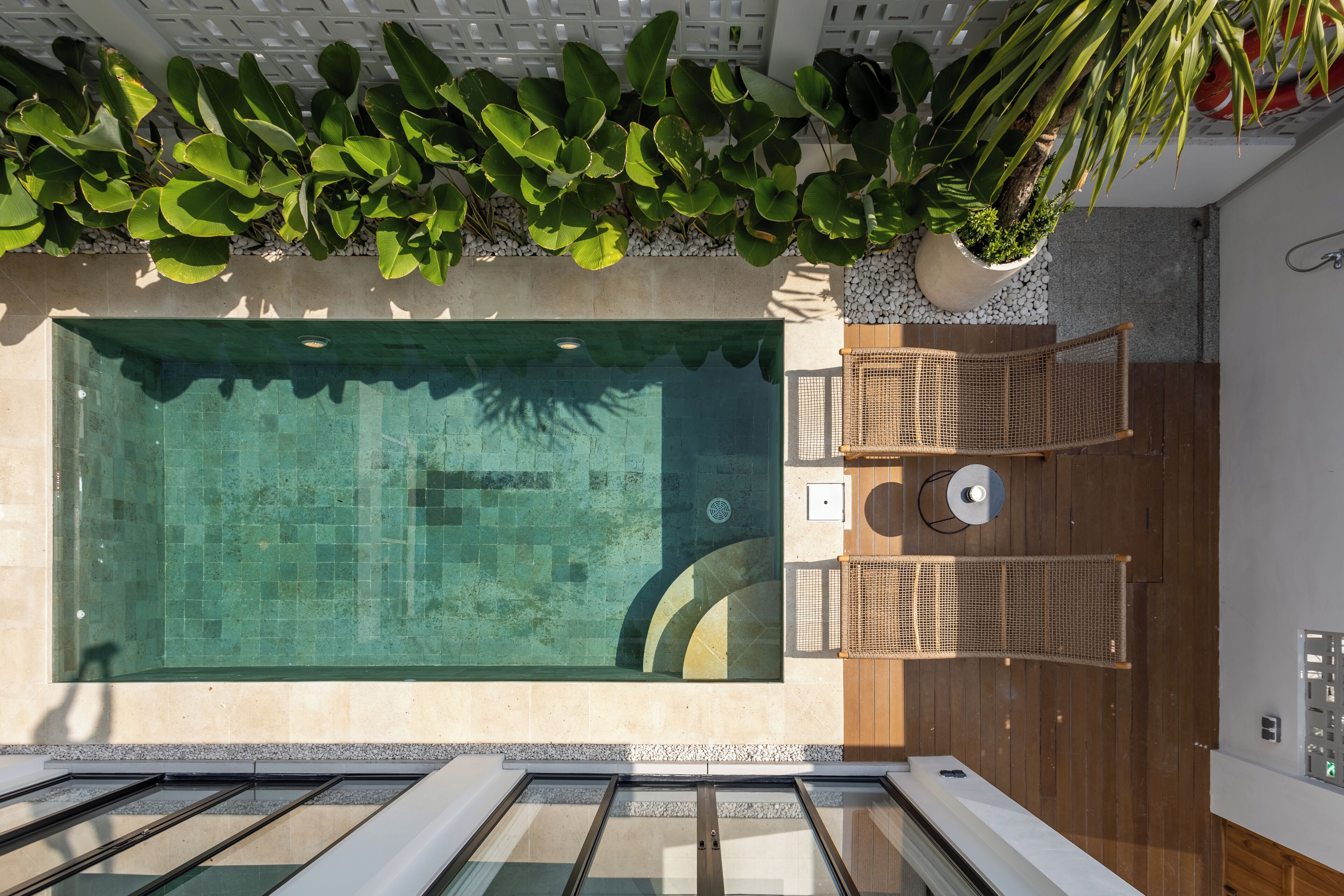 Piscina externa, espreguiçadeiras