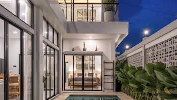 Bagian depan properti - sore/malam