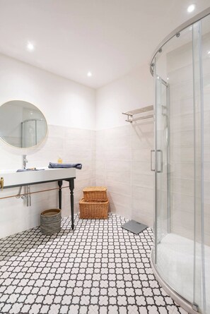 Douche, sèche-cheveux, serviettes fournies, savon