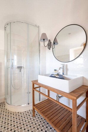 Douche, sèche-cheveux, serviettes fournies, savon