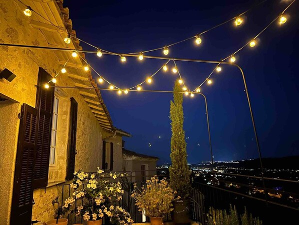 A building with string lights and potted plants. - Apt Chagall – In the heart of Saint-Paul de Vence (Saint Paul de Vence)