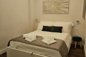 1 bedroom, desk, iron/ironing board, WiFi