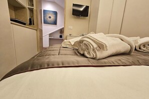 1 bedroom, desk, iron/ironing board, WiFi