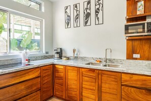 Køleskab, mikrobølgeovn, kogeplade, kaffe-/temaskine