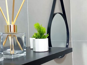 Douche, serviettes fournies, savon, papier toilette
