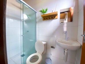 Douche, serviettes fournies, savon, papier toilette