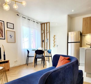 Apartment, Private Bathroom (le 56 Bleu Bourget) | Lounge