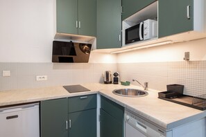 Réfrigérateur, micro-ondes, plaque de cuisson, lave-vaisselle