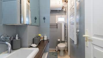 Regadera, secadora de cabello, toallas, jabón