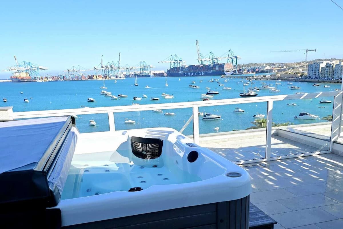 Deluxe appartement, balkon, uitzicht op zee | Een bureau, een laptopwerkplek, geluiddichte muren, gratis wifi