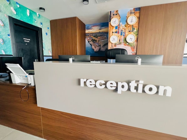 Reception - South32 Hotel (Birzebbuga)