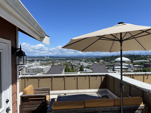 Terrace/patio - Spacious & Luxe Condo: Best Mt. Rainier Views, Near Tacoma Convention Center (Tacoma)