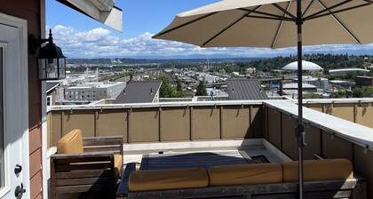 Spacious & Luxe Condo: Best Mt. Rainier Views, Near Tacoma Convention Center