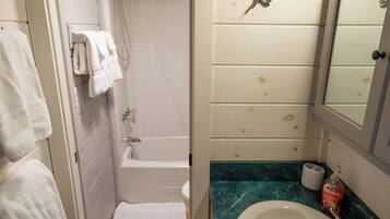 Sèche-cheveux, serviettes fournies, savon, papier toilette