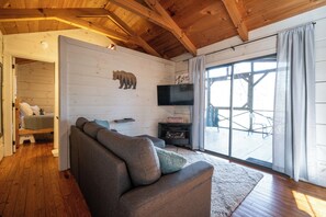 Smart TV, fireplace - Bear Necessities Cabin (Clayton)
