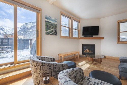 Livery Loft: Mountains on Main