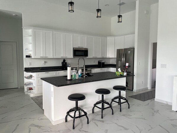 冷蔵庫、電子レンジ、オーブン、コンロ