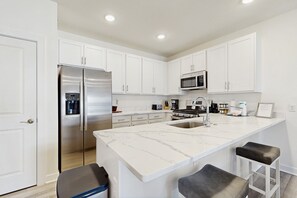 冰箱、微波炉、烤箱、炉灶