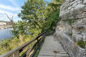 Property grounds - Lake Shore Landing For 20! (Branson)