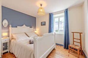 4 slaapkamers, een strijkplank/strijkijzer, gratis wifi, beddengoed