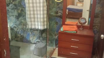 2 quartos, ferros/tábuas de passar roupa, Wi-Fi, roupa de cama