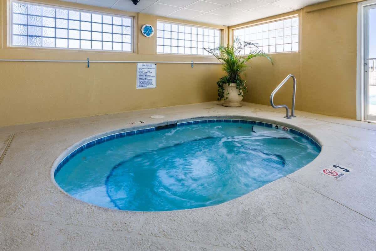 Una piscina cubierta