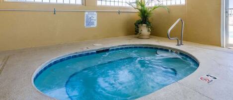 Una piscina cubierta