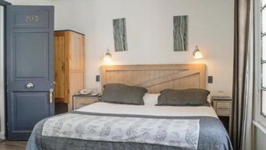 Superior Room, 1 King Bed, Non Smoking, Private Bathroom | Free WiFi - El Rosedal (Santiago)