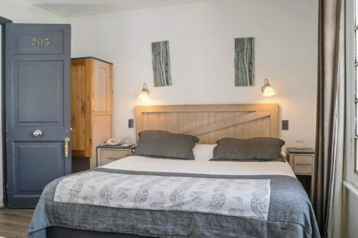 Superior Room, 1 King Bed, Non Smoking, Private Bathroom | Free WiFi
