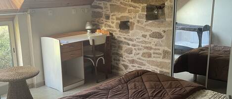 2 bedrooms, iron/ironing board, travel cot, free WiFi