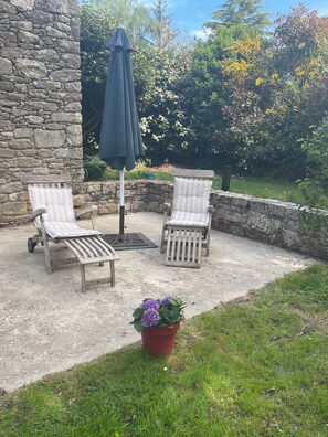 Terrace/patio - The cosy nest! A little shelter to recharge your batteries in the fresh air! (Trébédan)