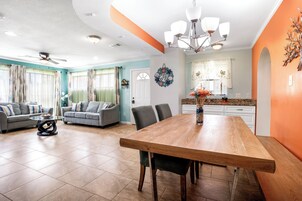 Signature Townhome, 4 Bedrooms, Non Smoking, Pets Allowed | In-room dining