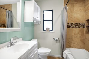 Casa geminada com design assinado, 4 quartos, para não fumantes, aceita animais de estimação | Banheiro | Chuveiro/banheira combinados, produtos de toalete grátis