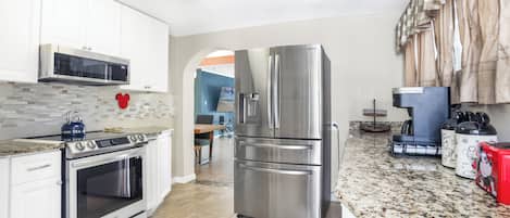 Signature Townhome, 4 Bedrooms, Non Smoking, Pets Allowed | Private kitchen | Microwave, oven, stovetop, coffee/tea maker