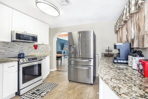 Signature Townhome, 4 Bedrooms, Non Smoking, Pets Allowed | Private kitchen | Microwave, oven, stovetop, coffee/tea maker - Wellington House (Fort Walton Beach)