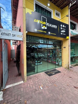 Une devanture de magasin avec une enseigne indiquant « ARTHUR CELULARES » et un numéro de téléphone.