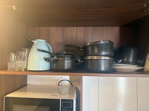 Studio familial (Apt 2) | Cuisine privée | Réfrigérateur, four à micro-ondes, surface de cuisson