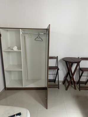 Familienstudio (Apt 03) | Schrank