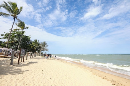 Una playa cerca, arena blanca, 5 bares en la playa