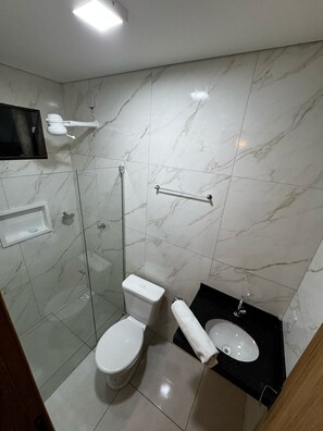 Familienstudio, Stadtblick (Apt 4) | Badezimmer | Dusche, Handtücher