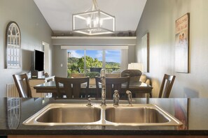 Condo, Plusieurs lits, balcon (Majestic Sunset Duo) | Restauration