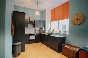 Family Apartment | Private kitchen | Full-size fridge, microwave, oven, stovetop - 89 The Merchants by The House of Danu (Edinburgh)