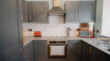 Family Apartment | Private kitchen | Full-size fridge, microwave, oven, stovetop