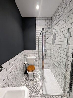 Comfort Apartment, City View | Bathroom | Free toiletries, hair dryer, towels, soap - 89 The Merchants by The House of Danu (Edinburgh)