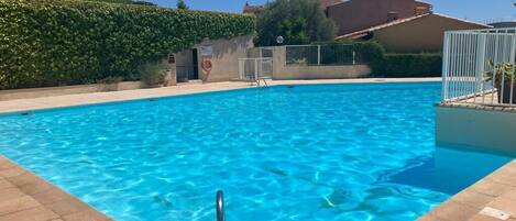 Una piscina al aire libre