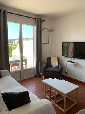 Téléviseur connecté, livres, écran d’ordinateur