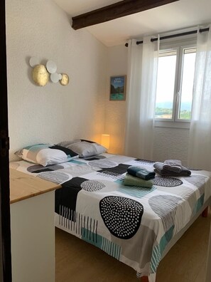 2 Schlafzimmer, Schreibtisch, Bügeleisen/Bügelbrett, Reisekinderbett