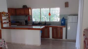 Quarto casal luxo, banheiro privativo, vista para o jardim | Área de estar